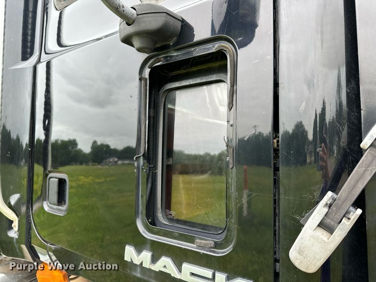 image for item DP3121 2009 Mack 600  semi truck