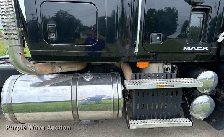 image for item DP3121 2009 Mack 600  semi truck