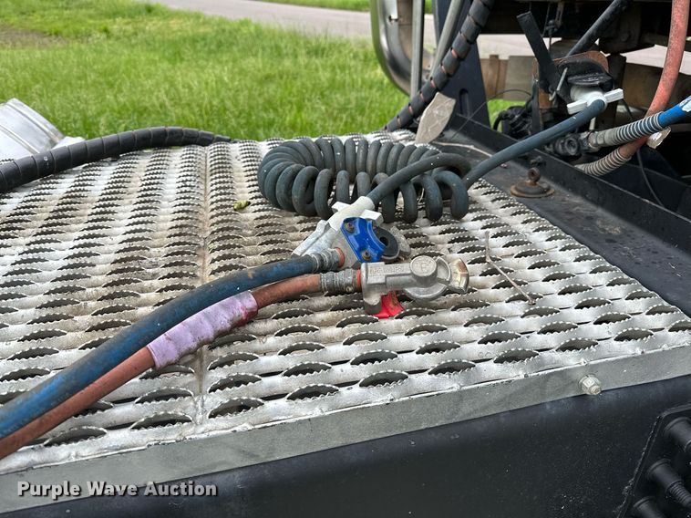 image for item DP3121 2009 Mack 600  semi truck