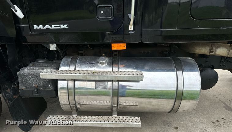 image for item DP3121 2009 Mack 600  semi truck