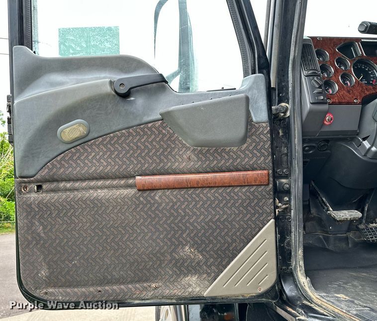 image for item DP3121 2009 Mack 600  semi truck