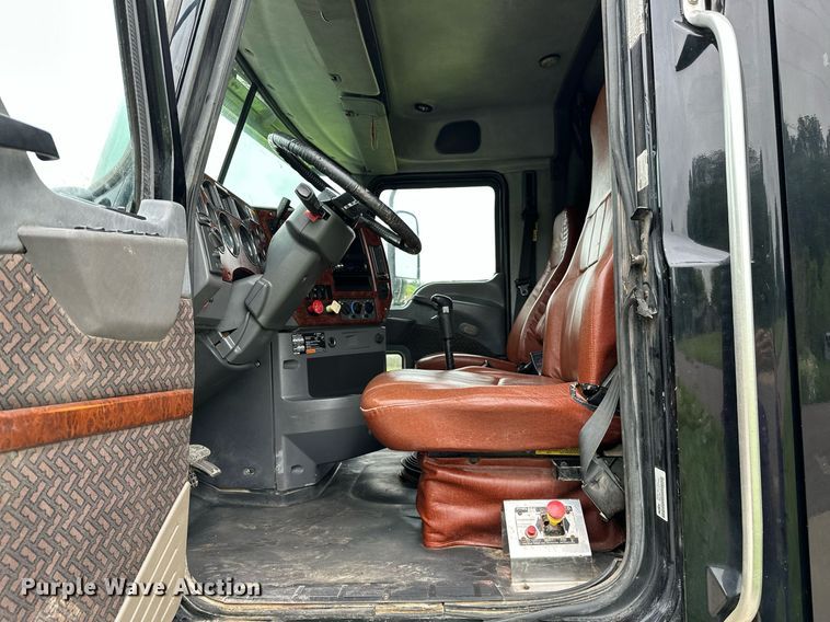 image for item DP3121 2009 Mack 600  semi truck