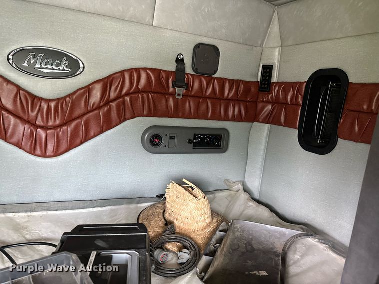 image for item DP3121 2009 Mack 600  semi truck