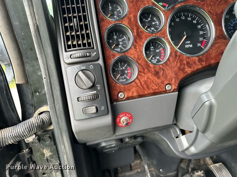 image for item DP3121 2009 Mack 600  semi truck