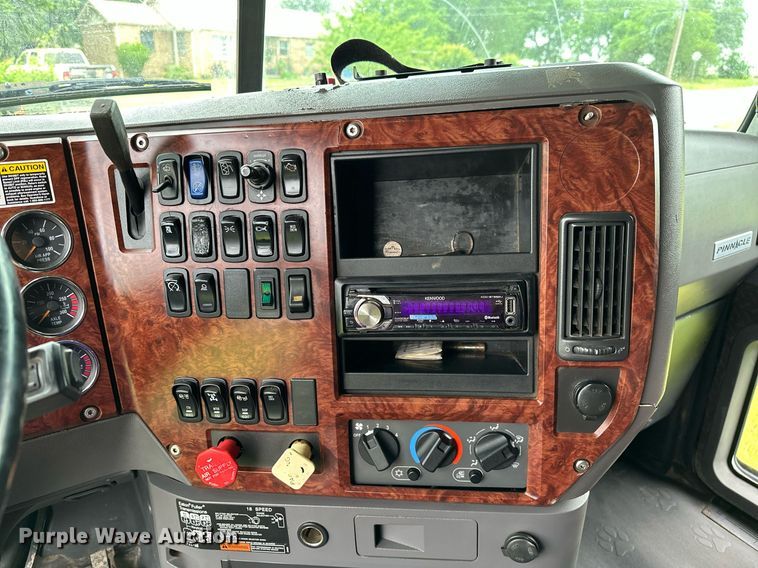 image for item DP3121 2009 Mack 600  semi truck