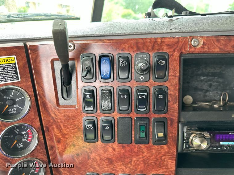 image for item DP3121 2009 Mack 600  semi truck