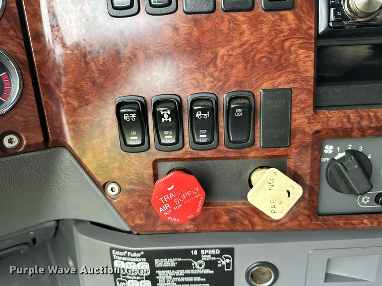 image for item DP3121 2009 Mack 600  semi truck