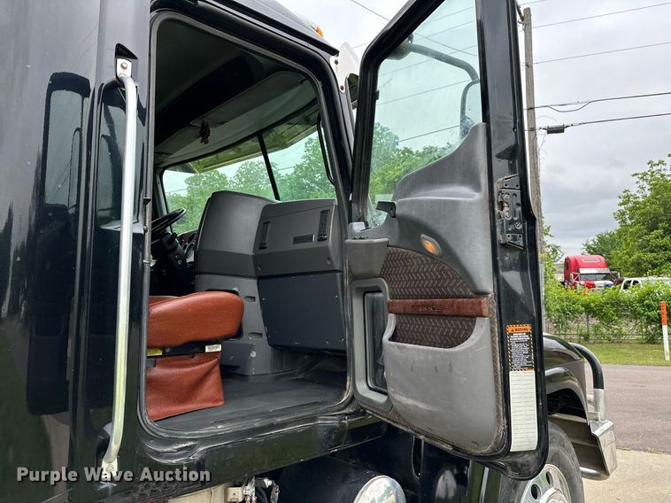 image for item DP3121 2009 Mack 600  semi truck