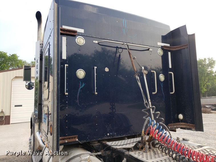image for item DP7874 2005 Kenworth T800  semi truck