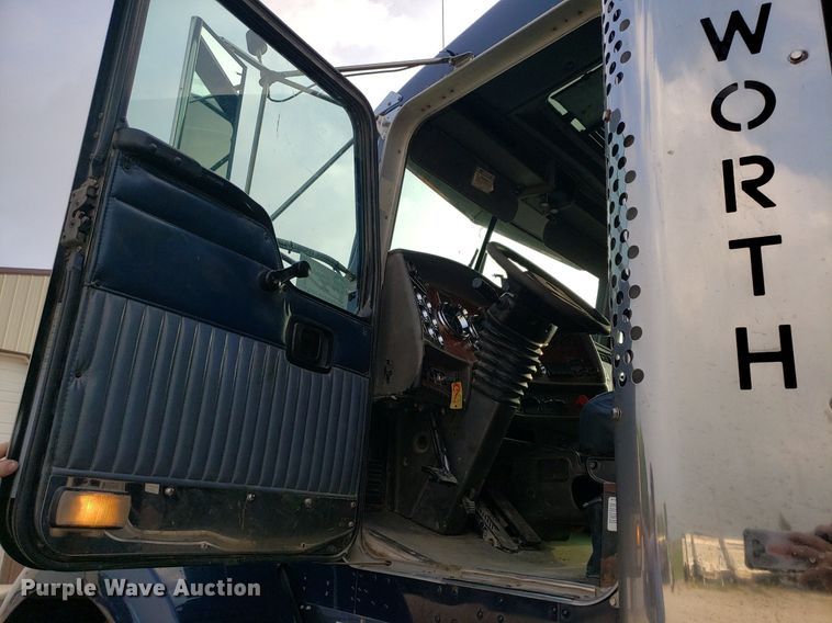 image for item DP7874 2005 Kenworth T800  semi truck