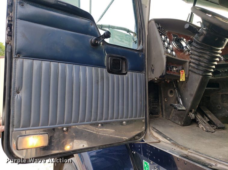 image for item DP7874 2005 Kenworth T800  semi truck