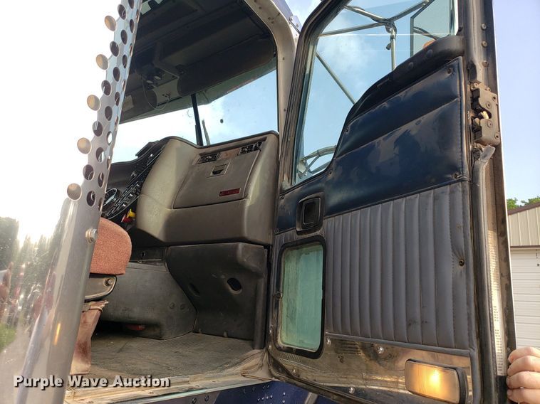 image for item DP7874 2005 Kenworth T800  semi truck