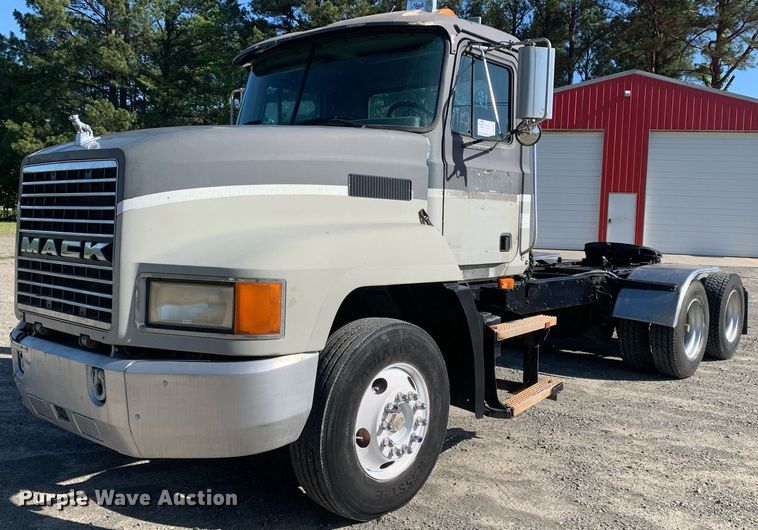 image for item DP8642 2000 Mack CH613  semi truck