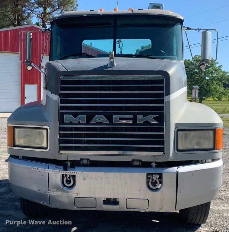 image for item DP8642 2000 Mack CH613  semi truck