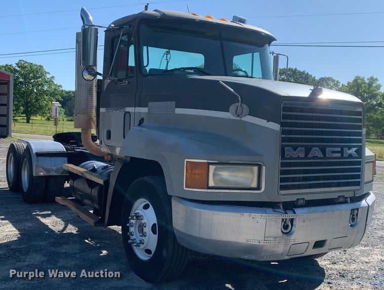 image for item DP8642 2000 Mack CH613  semi truck