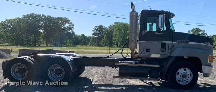 image for item DP8642 2000 Mack CH613  semi truck