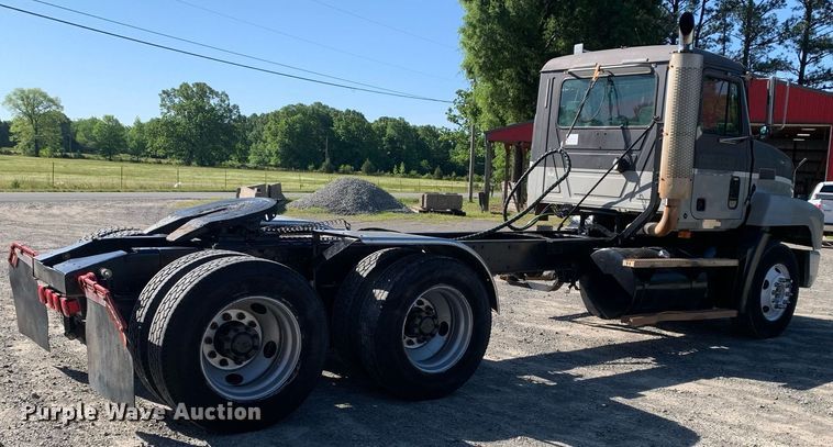 image for item DP8642 2000 Mack CH613  semi truck