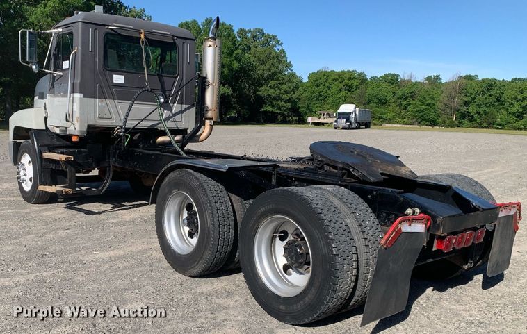 image for item DP8642 2000 Mack CH613  semi truck