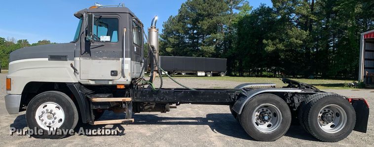 image for item DP8642 2000 Mack CH613  semi truck