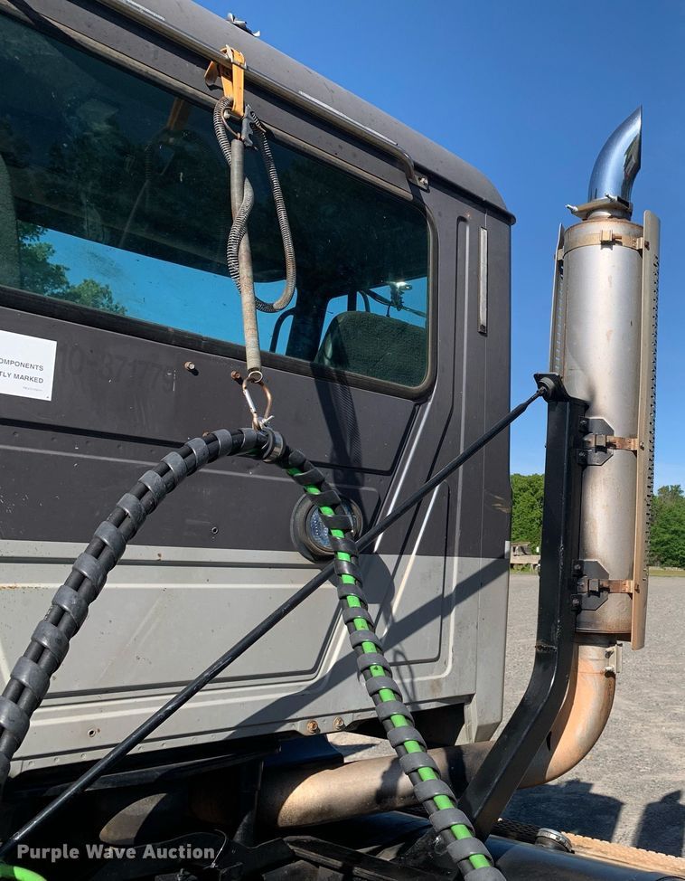 image for item DP8642 2000 Mack CH613  semi truck