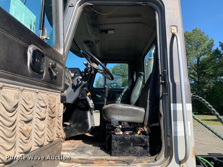 image for item DP8642 2000 Mack CH613  semi truck