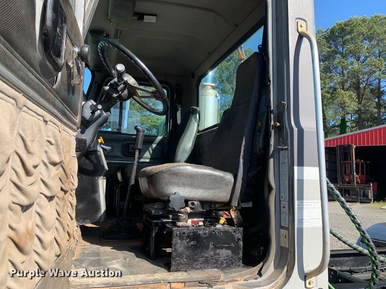 image for item DP8642 2000 Mack CH613  semi truck