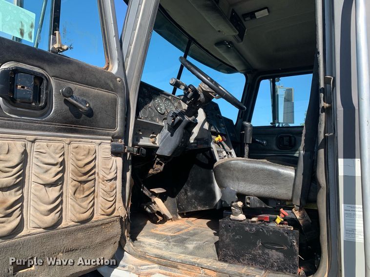 image for item DP8642 2000 Mack CH613  semi truck