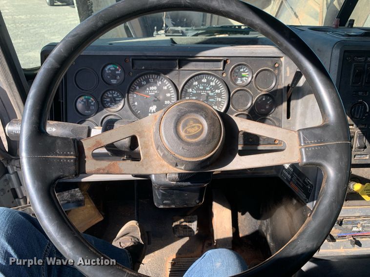 image for item DP8642 2000 Mack CH613  semi truck