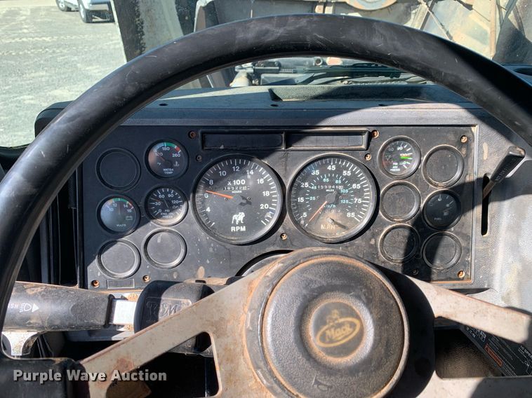 image for item DP8642 2000 Mack CH613  semi truck