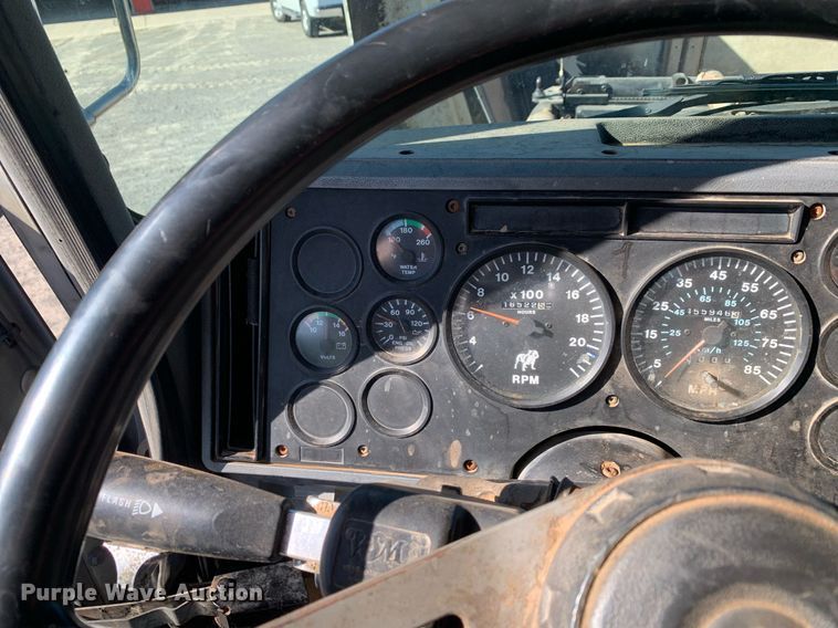 image for item DP8642 2000 Mack CH613  semi truck