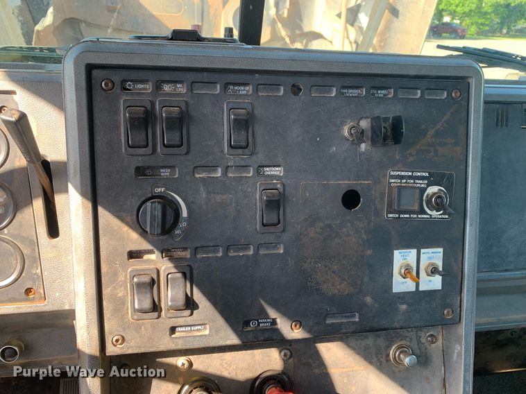 image for item DP8642 2000 Mack CH613  semi truck