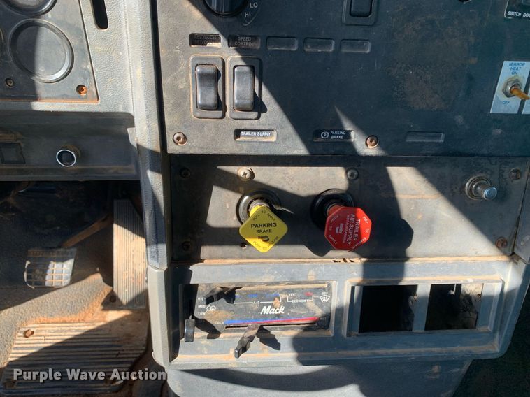 image for item DP8642 2000 Mack CH613  semi truck