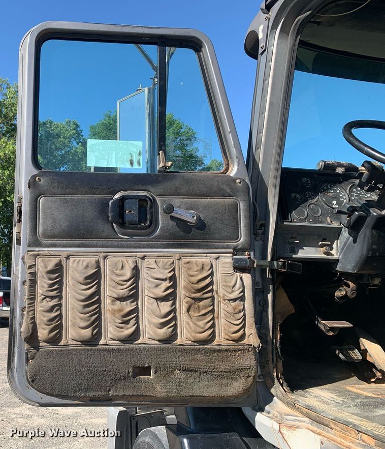 image for item DP8642 2000 Mack CH613  semi truck