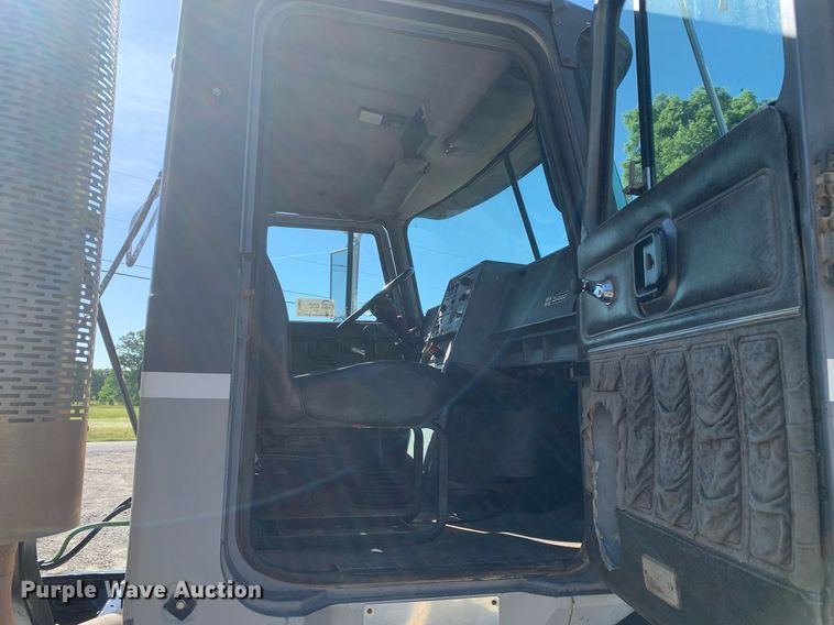 image for item DP8642 2000 Mack CH613  semi truck