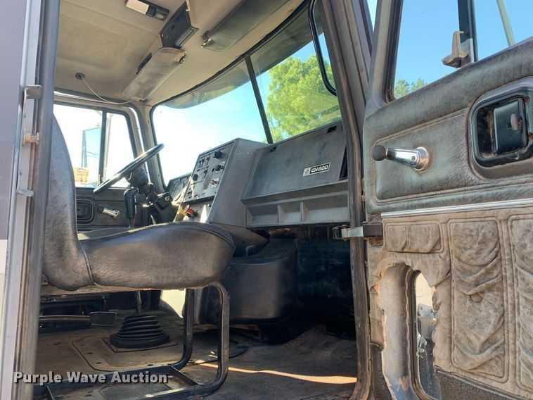 image for item DP8642 2000 Mack CH613  semi truck