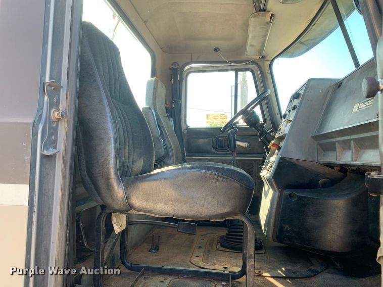 image for item DP8642 2000 Mack CH613  semi truck