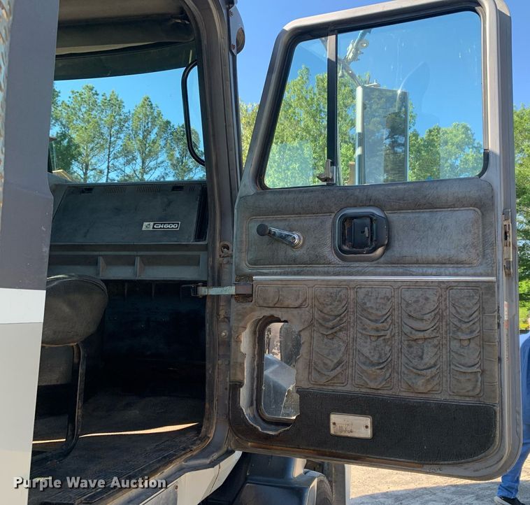 image for item DP8642 2000 Mack CH613  semi truck