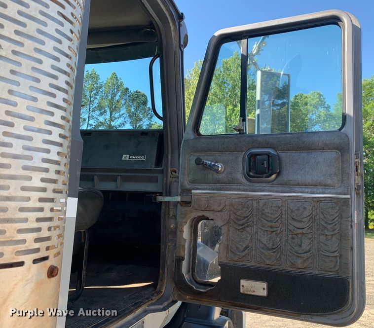 image for item DP8642 2000 Mack CH613  semi truck