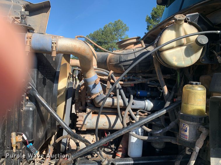 image for item DP8642 2000 Mack CH613  semi truck