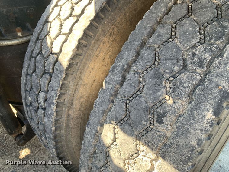 image for item DP8642 2000 Mack CH613  semi truck