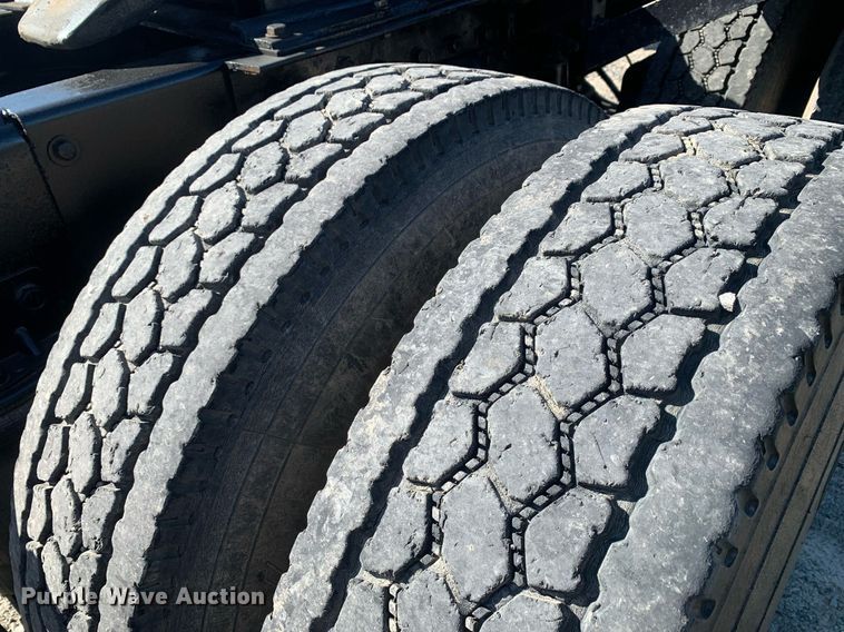 image for item DP8642 2000 Mack CH613  semi truck