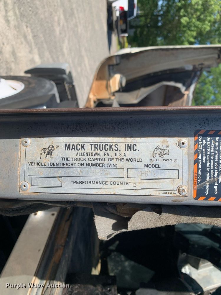 image for item DP8642 2000 Mack CH613  semi truck
