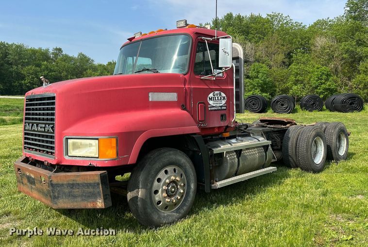 image for item DR4628 1995 Mack CH613  semi truck