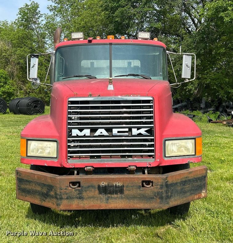 image for item DR4628 1995 Mack CH613  semi truck