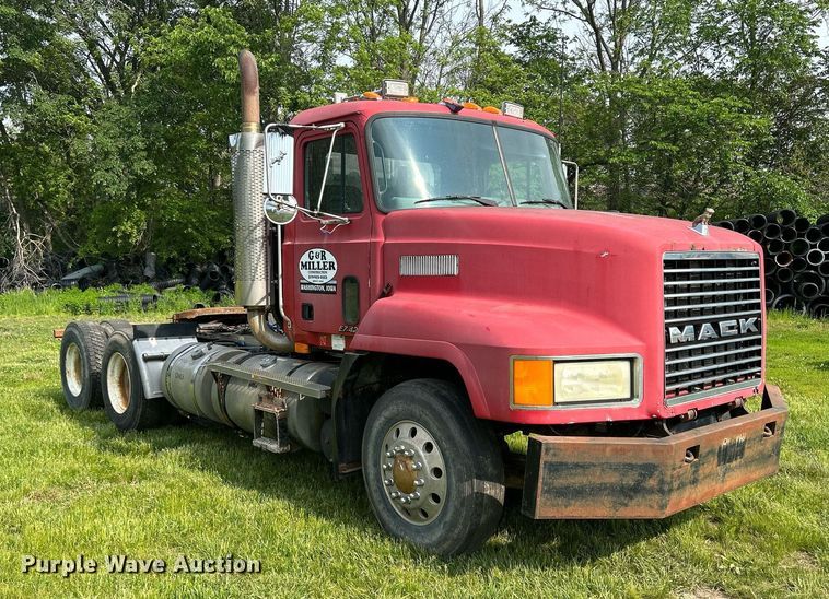 image for item DR4628 1995 Mack CH613  semi truck