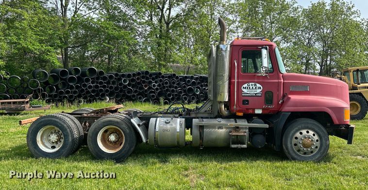 image for item DR4628 1995 Mack CH613  semi truck