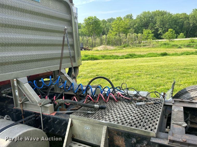 image for item DR4628 1995 Mack CH613  semi truck