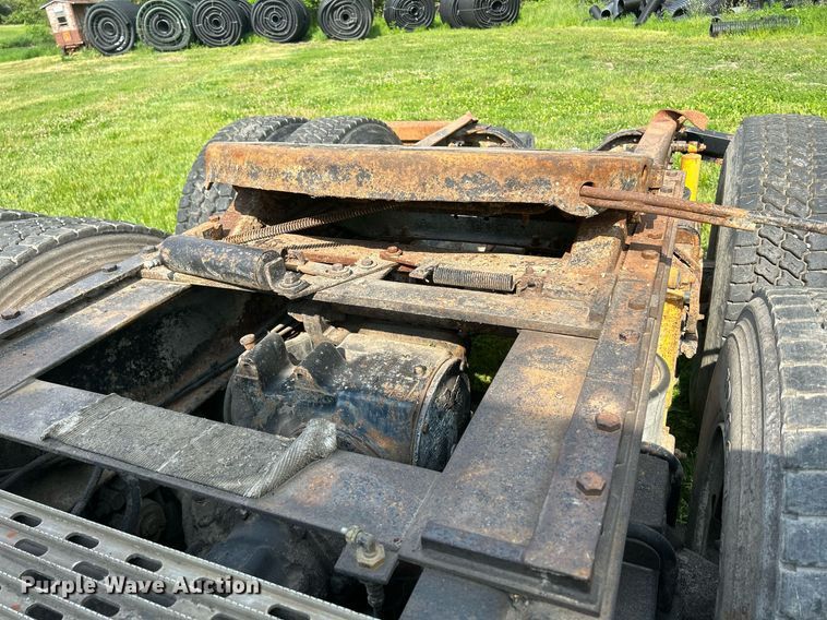 image for item DR4628 1995 Mack CH613  semi truck