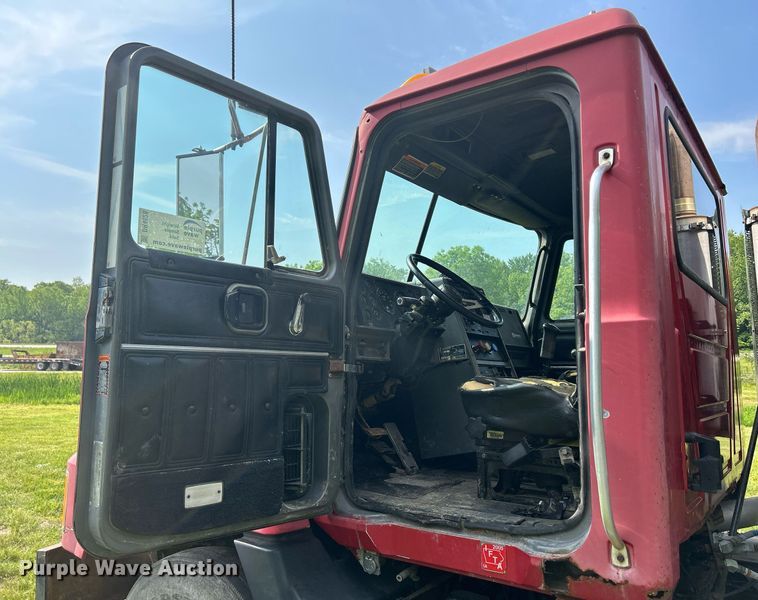 image for item DR4628 1995 Mack CH613  semi truck