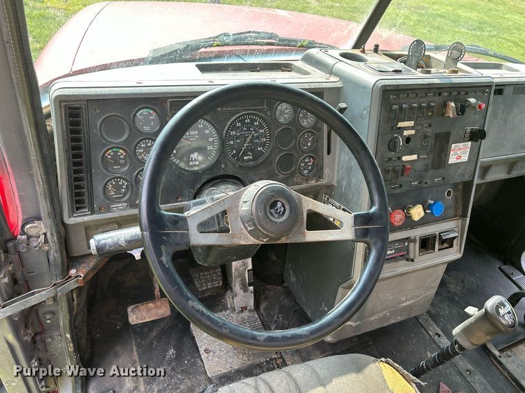 image for item DR4628 1995 Mack CH613  semi truck